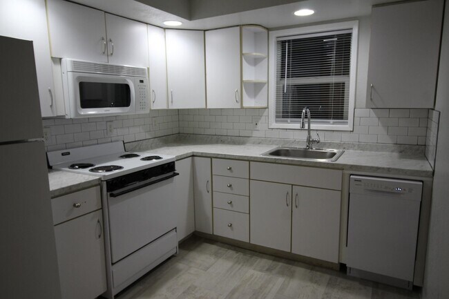 Building Photo - 608 S Ray St