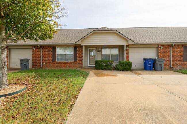 Building Photo - Cozy 2 bedroom 2 bathroom Townhome - Avail...
