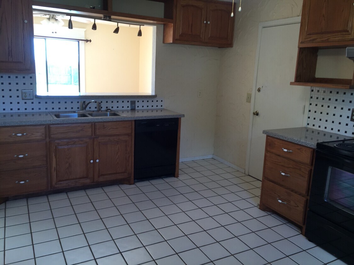 kitchen sink with dishwasher - looking into living room, refrigerator is included (black) - 4123 Villa Dr