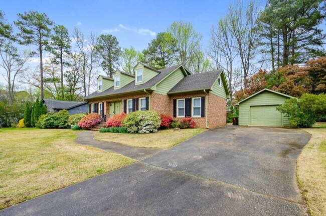 Building Photo - Charming, Renovated 4 Bedroom home in Down...