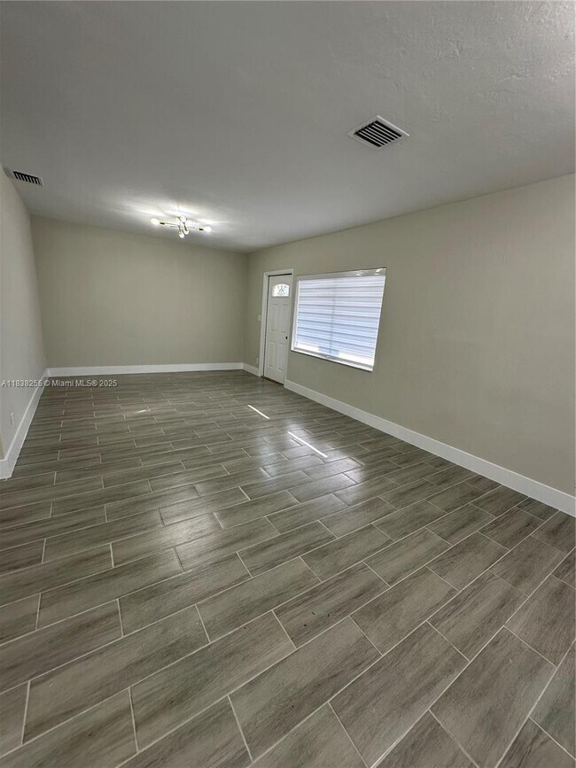 Foto del edificio - 1300 NW 7th Terrace