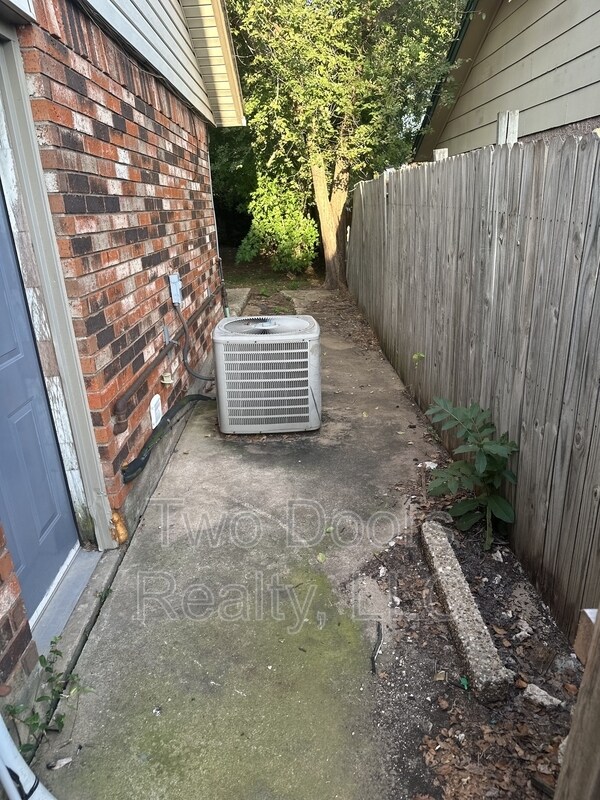 Building Photo - 409 S English Dr