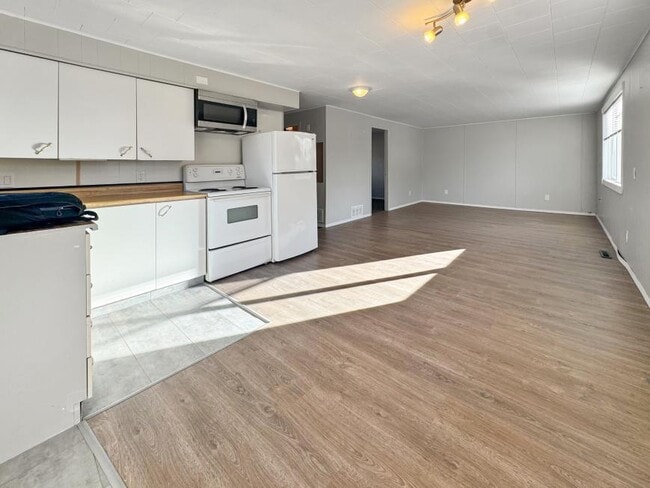 Building Photo - 2.0 bedroom in Crowsnest Pass Alberta T0K 0E0