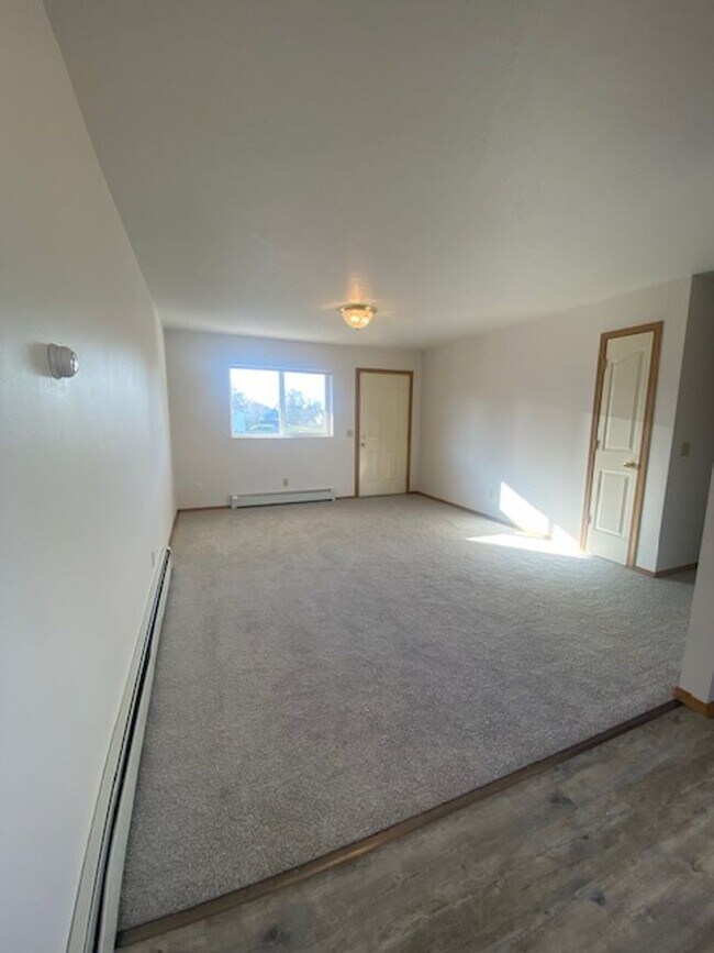 Building Photo - 633