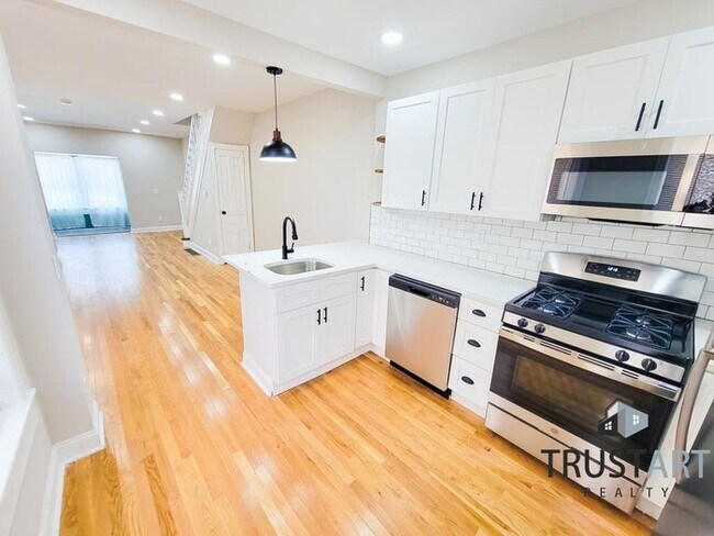 Building Photo - 3 bedroom house in Port Richmond