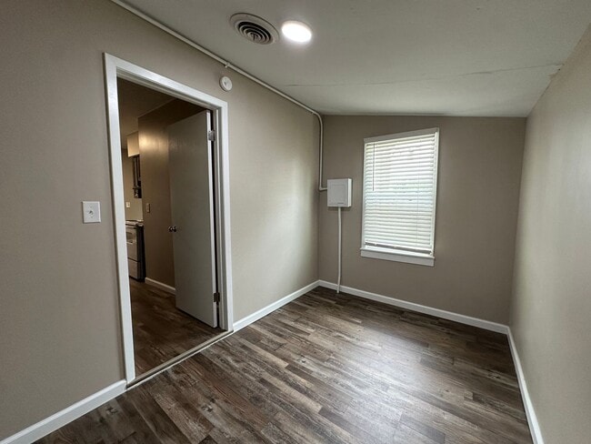 Building Photo - 2 Bedroom, 1 Bathroom Upper Level Apartment!