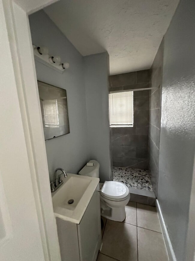 Foto del edificio - 2532/2534 Moncrief Rd