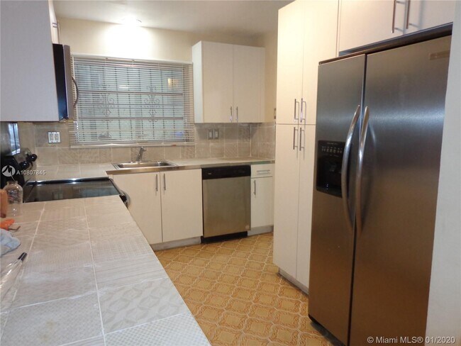 Building Photo - 1241 SW 12th Ct