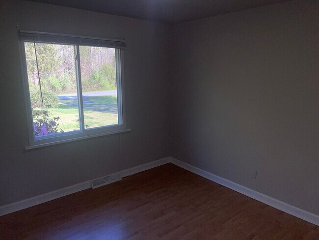 Building Photo - Adorable Two Bedroom House in the New Have...