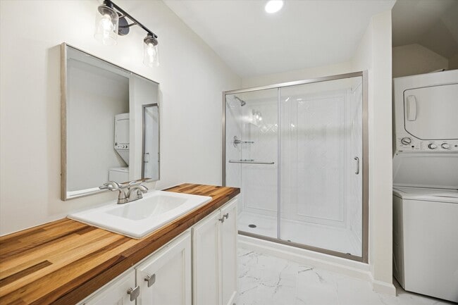 Building Photo - 1011 W 10th St