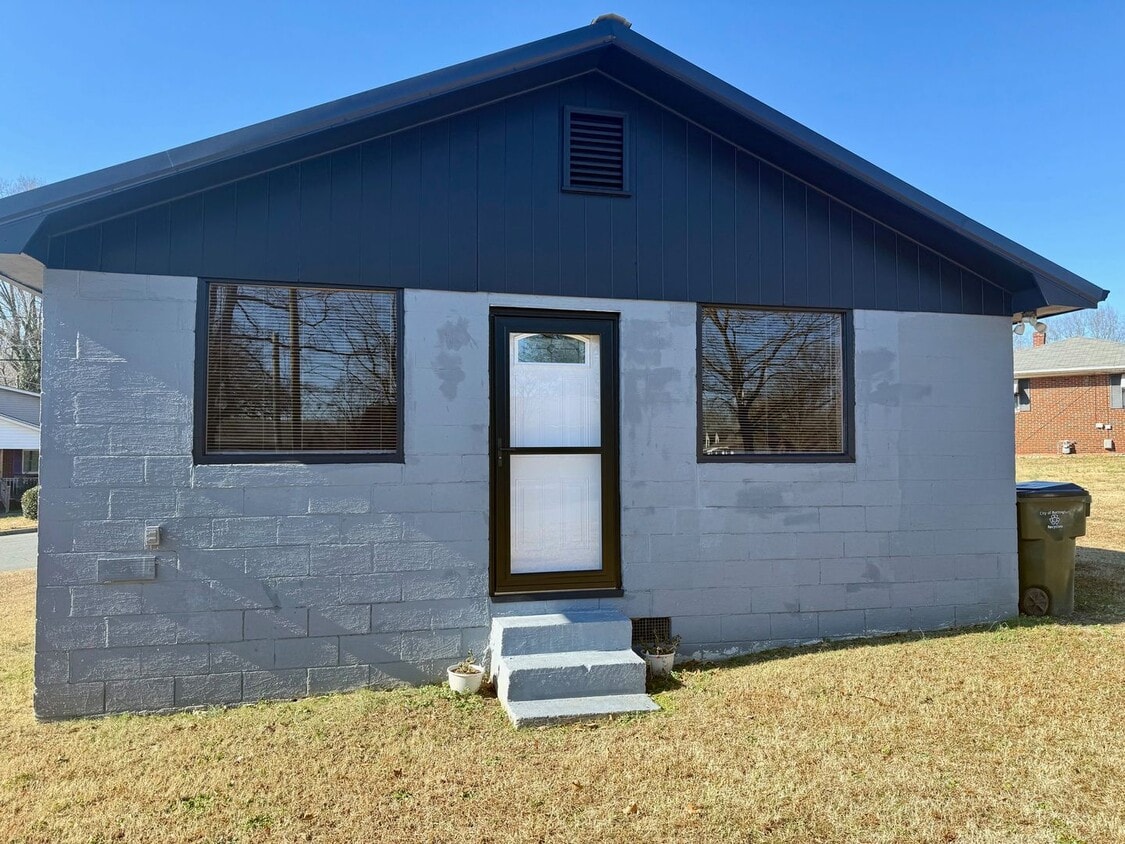 Foto principal - One bedroom, one bath house in Burlington