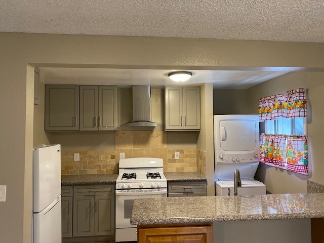 Kitchen - 612 E Newmark Ave
