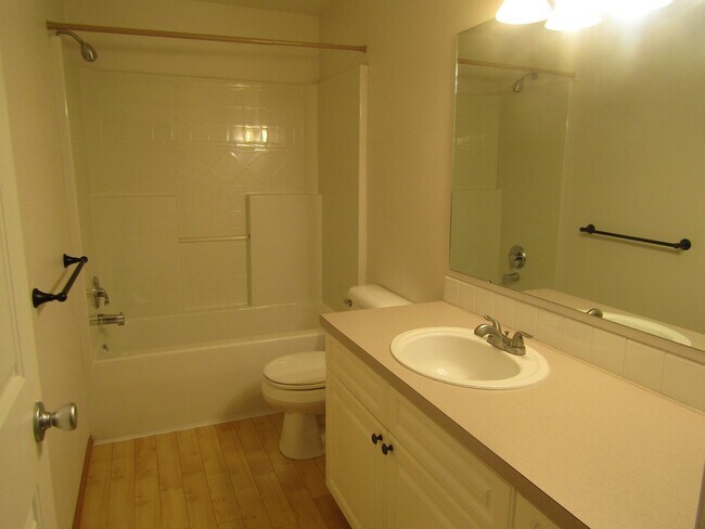 Foto del edificio - 2 Bed 2.5 Bath Townhouse with Lake access