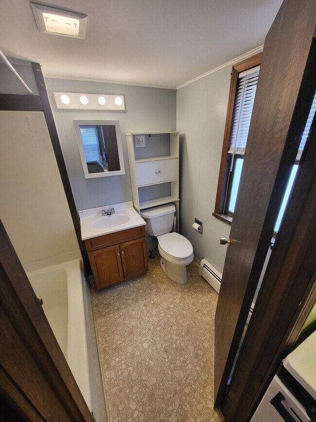 Bathroom - 318 United Ave