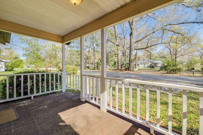 Foto del edificio - Spacious 3BR Home in Newington – Quiet Living with Room to Enjoy