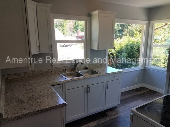 Building Photo - Cute 3 bed 1 bath duplex available.