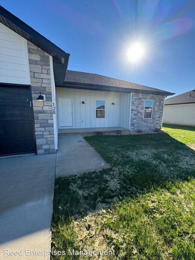 Building Photo - 3 br, 2 bath House - 128 W Bluegrass St