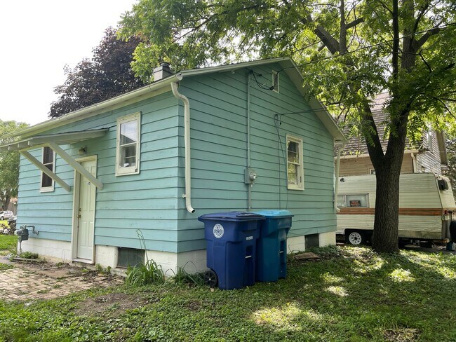 Building Photo - FOR RENT- 202 Janney **PETS OK**