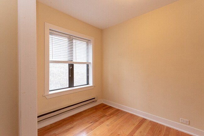 Foto del edificio - 3739 N Pine Grove Ave