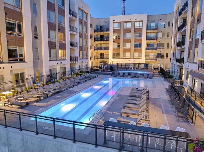 Building Photo - Vue West