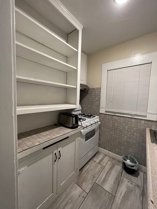 Newly renovated kitchen, with new stove - 1717 California Ave