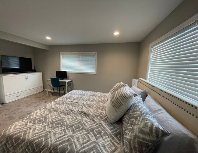 Building Photo - 280 Cliff Dr