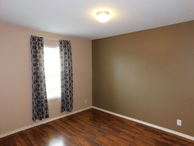 Foto del edificio - Beautiful, spacious 4 bedroom, 2.5 bath ho...