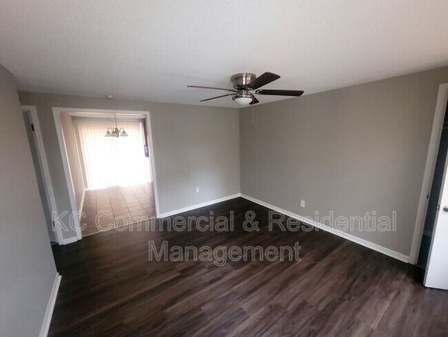 Foto del edificio - 11400 N Charlotte St