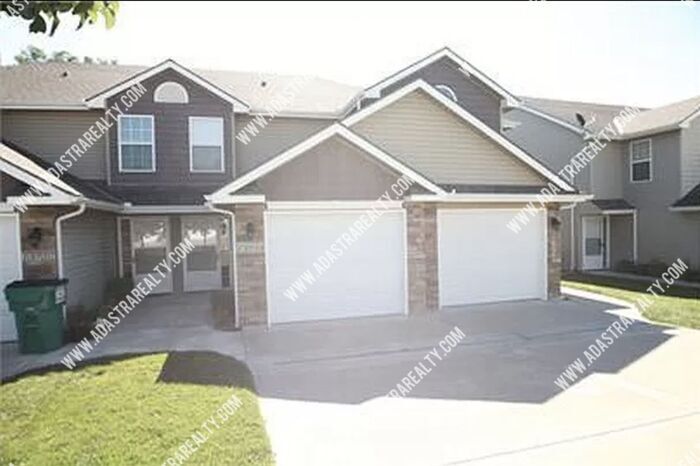 Primary Photo - Spacious 3 Bedroom Townhome in Platte City...