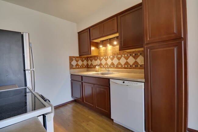 Foto del edificio - Lakefront view with 2 bd and 1 ba