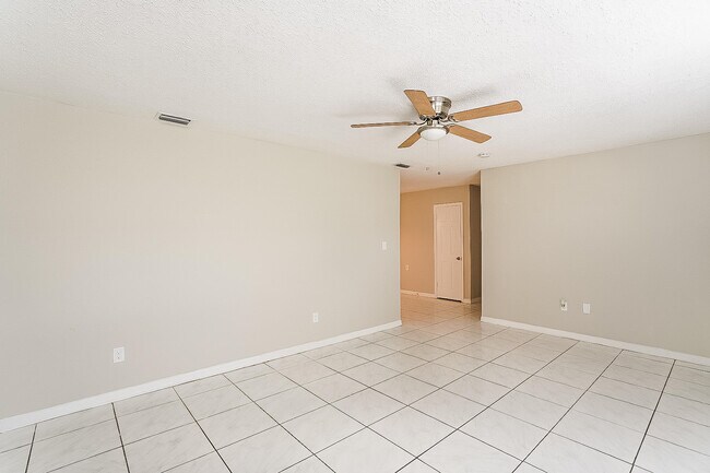 Foto del edificio - 921 SW Gaitor Ave