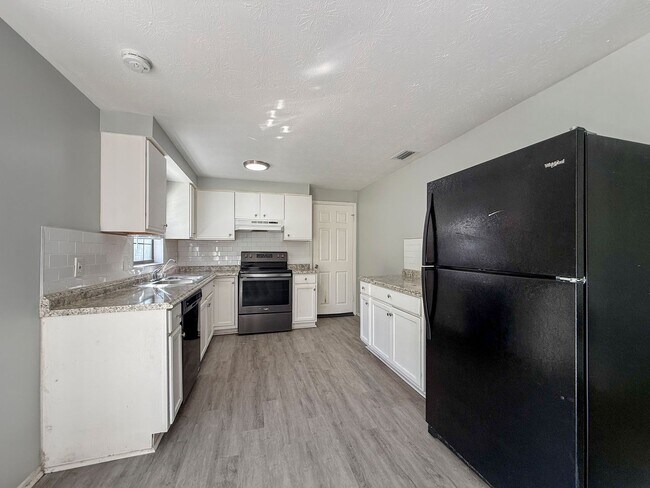 Foto del edificio - Renovated 4BR/2BA Pool Home in Jacksonville, FL | Fenced Yard | Pets Welcome