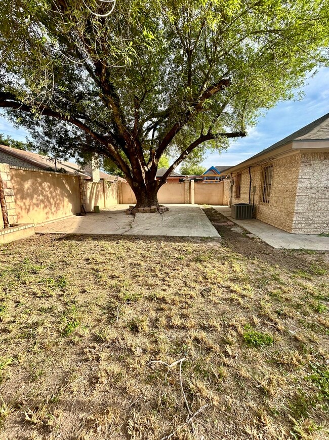 Building Photo - 914 Chihuahua St