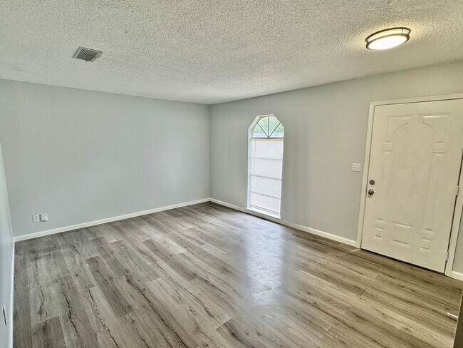 Foto del edificio - Charming 3-bedroom waiting to be yours !!