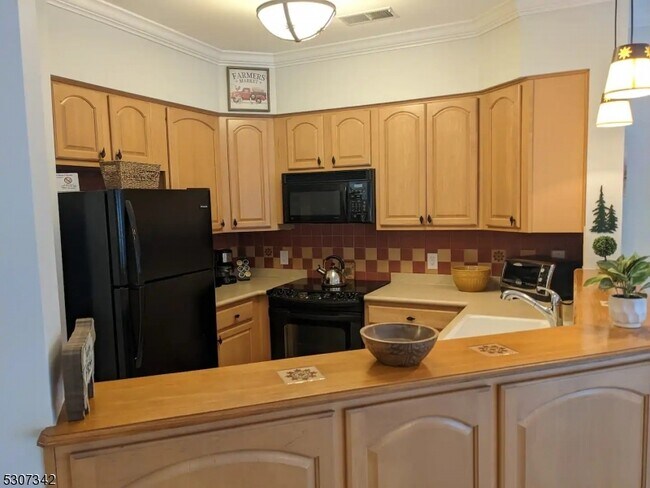 Foto del edificio - 3-13 Maple Cres