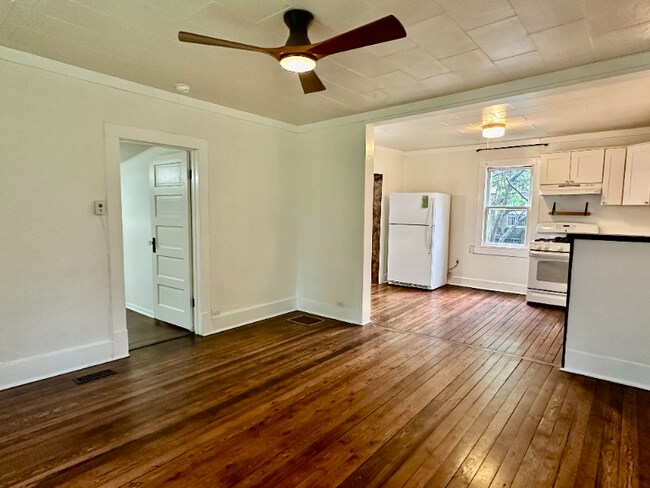 Building Photo - 427 3rd St W