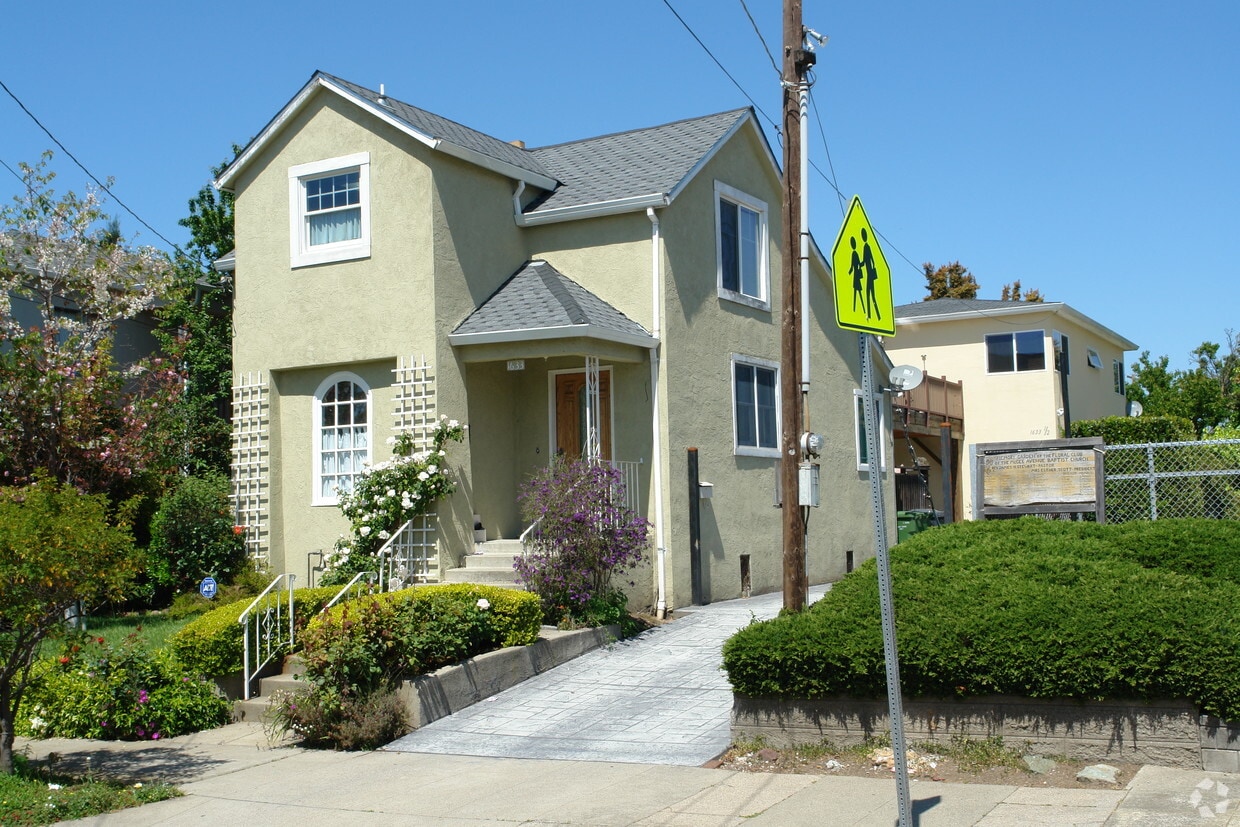 Building Photo - 1633 Stuart St