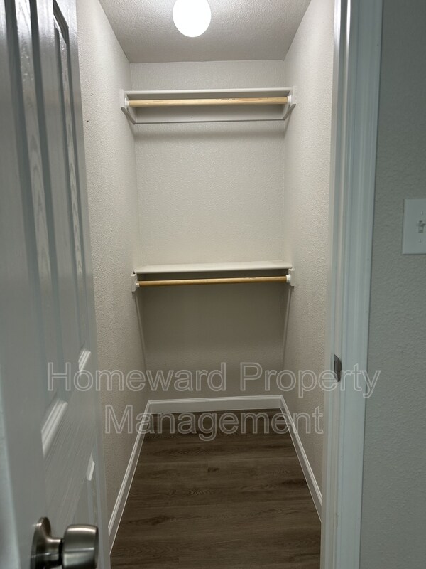 Building Photo - 407 N Justin Ave