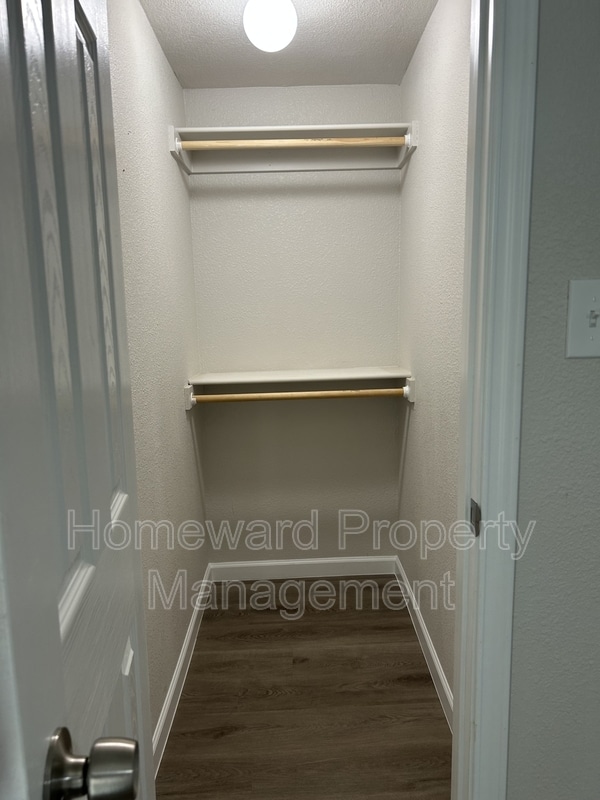 Foto del edificio - 407 N Justin Ave