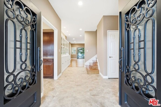 Building Photo - 6505 Beachview Dr