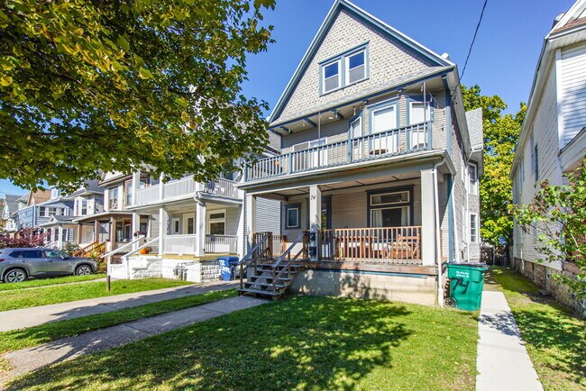 Foto del edificio - 74 Woodside Ave
