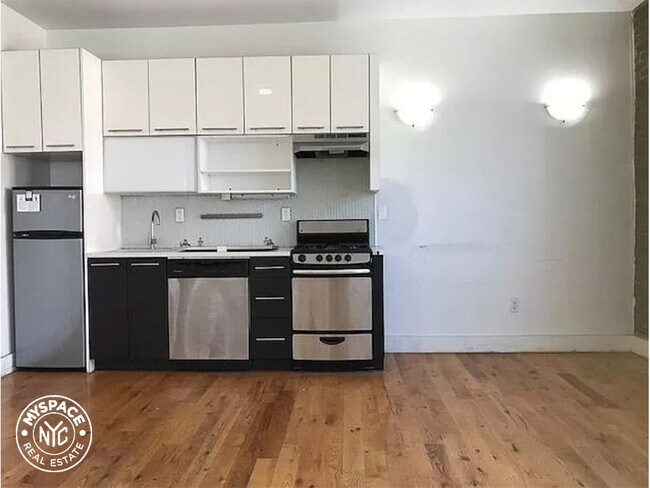 Foto del edificio - 220 Bushwick Ave