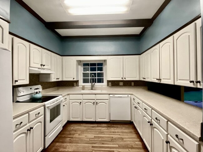 Building Photo - Large Fulton Home