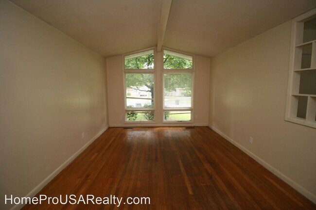 Building Photo - 3 br, 1.5 bath House - Spruce Street 2115