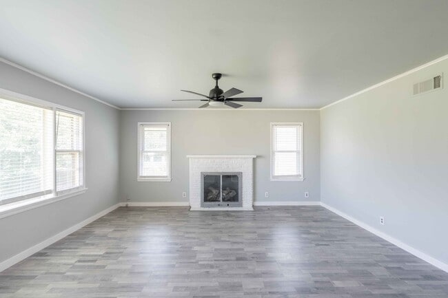 Building Photo - Prime Location! 4 bed/ 3 bath! Schedule a ...