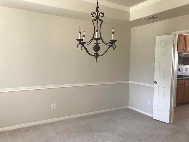 Building Photo - 910 High Ridge Dr