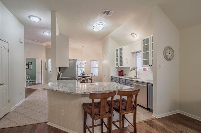 Building Photo - 7 Troon Dr