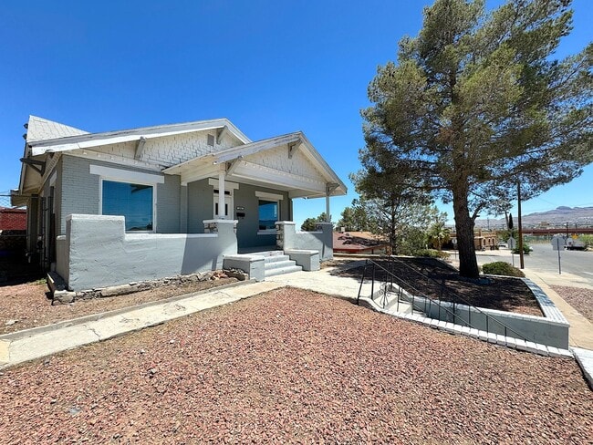 Building Photo - Sunset Heights Historic Home - 3Bed Refrig A/C!