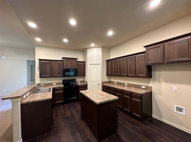 Foto del edificio - 7420 Rose Crest Blvd