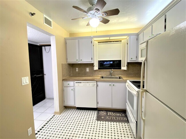 Building Photo - 4640 Lucerne Lakes Blvd W